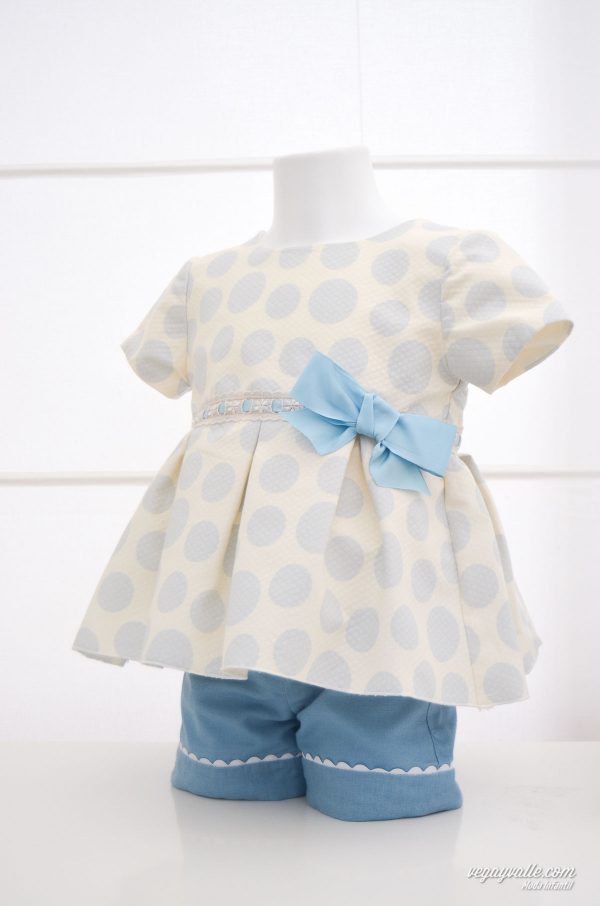 Conjunto para niña compuesto de casaca y pantalón corto en tonos azules