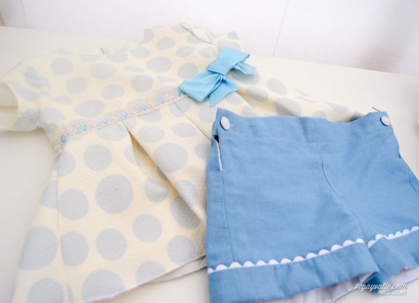 Conjunto para niña compuesto de casaca y pantalón corto en tonos azules