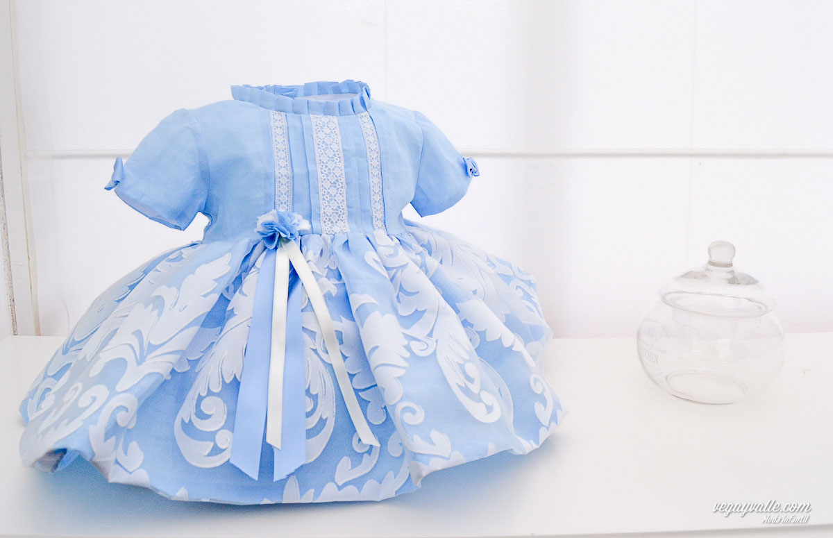 Vestido para niña en organza azul y blanco · Modelo Marina